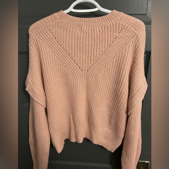 Pink sweater with details on shoulders, slightly cropped length - Picture 6 of 8